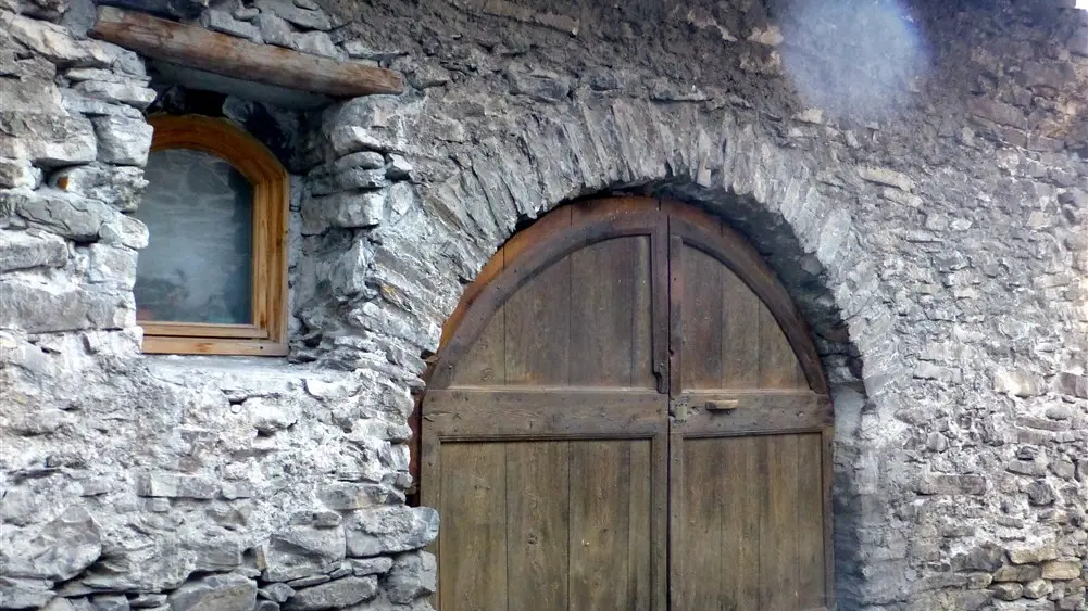 Des portes voutées pour faciliter l'entrée des barriques dans les caves à pressoir des celliers
