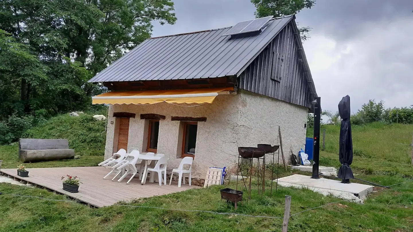 La cabane et sa terrasse