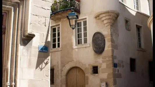 Rue des trois carreaux dans le centre ancien de Romans à 10 mn à pieds des Muriers