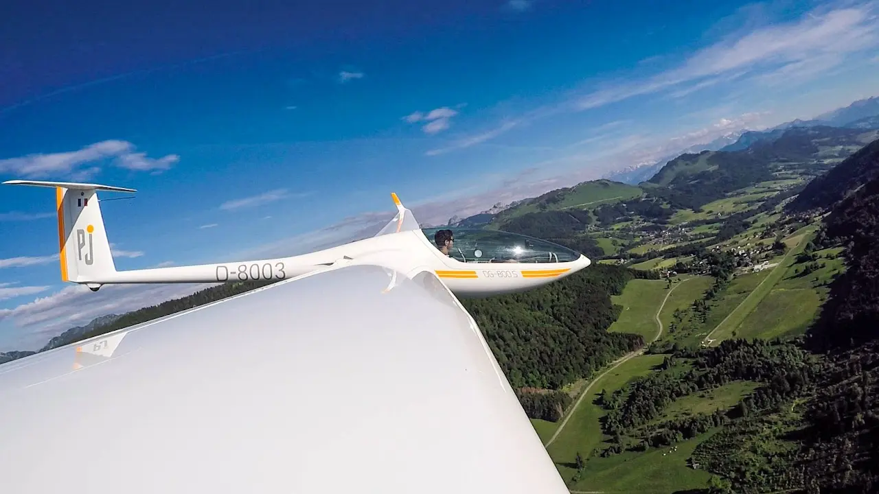 planeur en vol au dessus de la Vallée Verte
