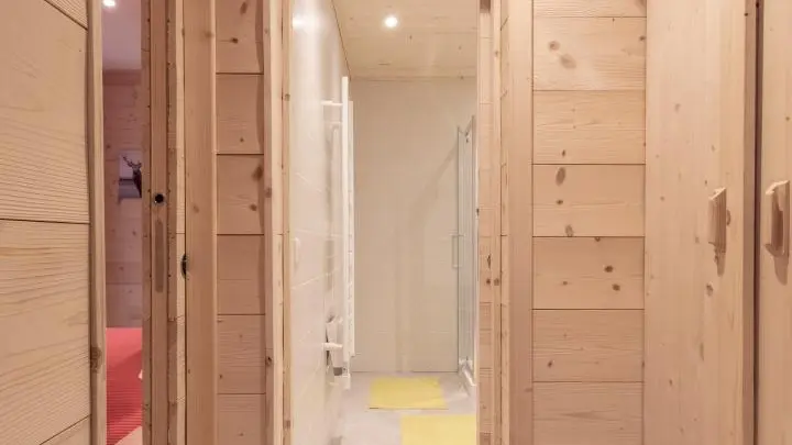 Couloir d'accès salle d'eau et rangements