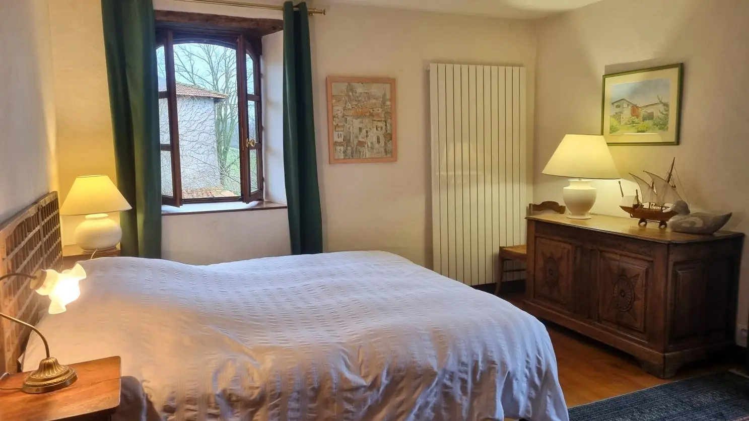 Chambre 1 avec un lit 180.