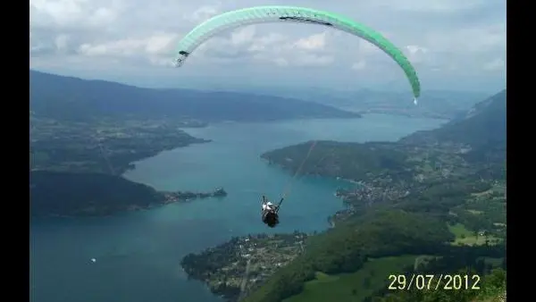 Parapente au dessus du lac d'Annecy