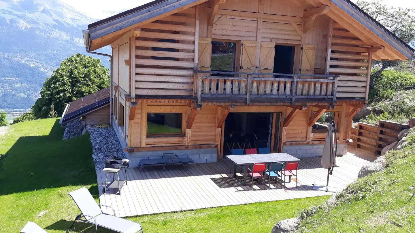 table de jardin pour 8 personnes avec 4 transats et 2 relax 1 barbecue au charbon de bois