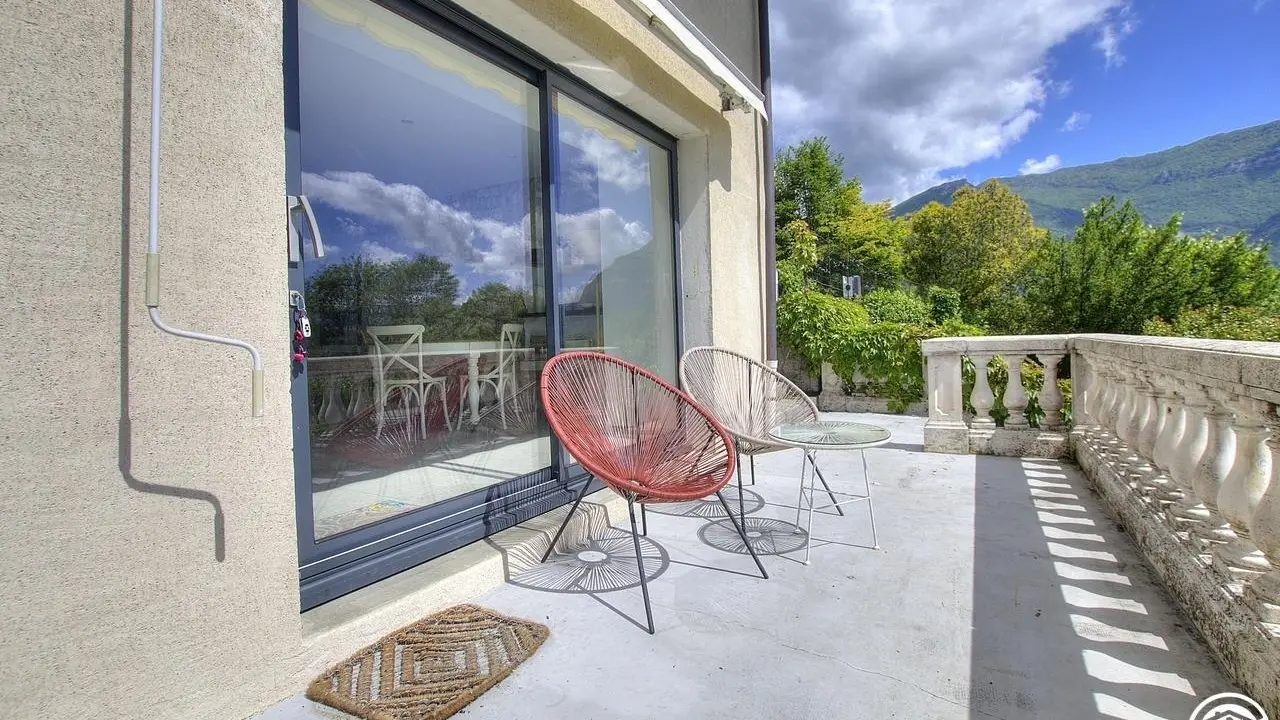 Le balcon terrasse pour l'apéro ou la lecture.