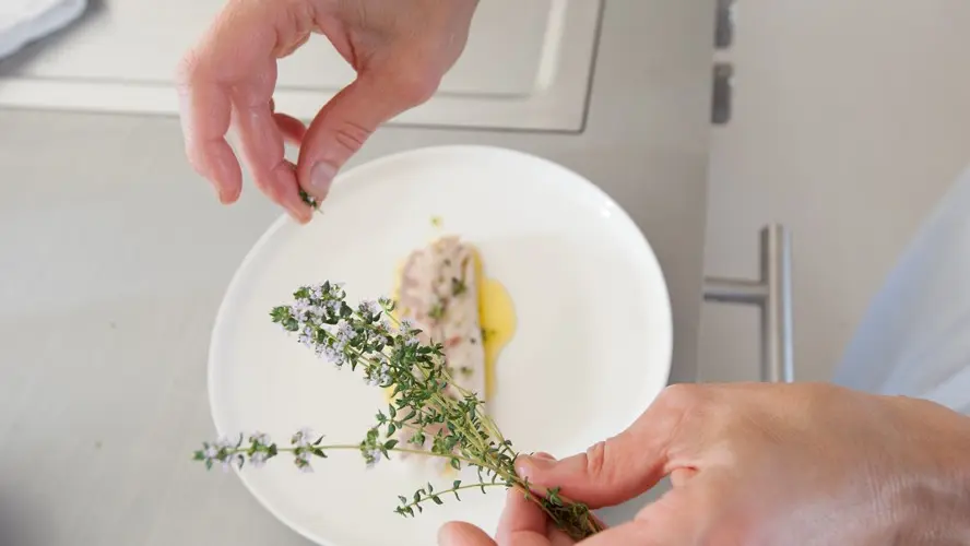 Thym sur bar en croute de sel