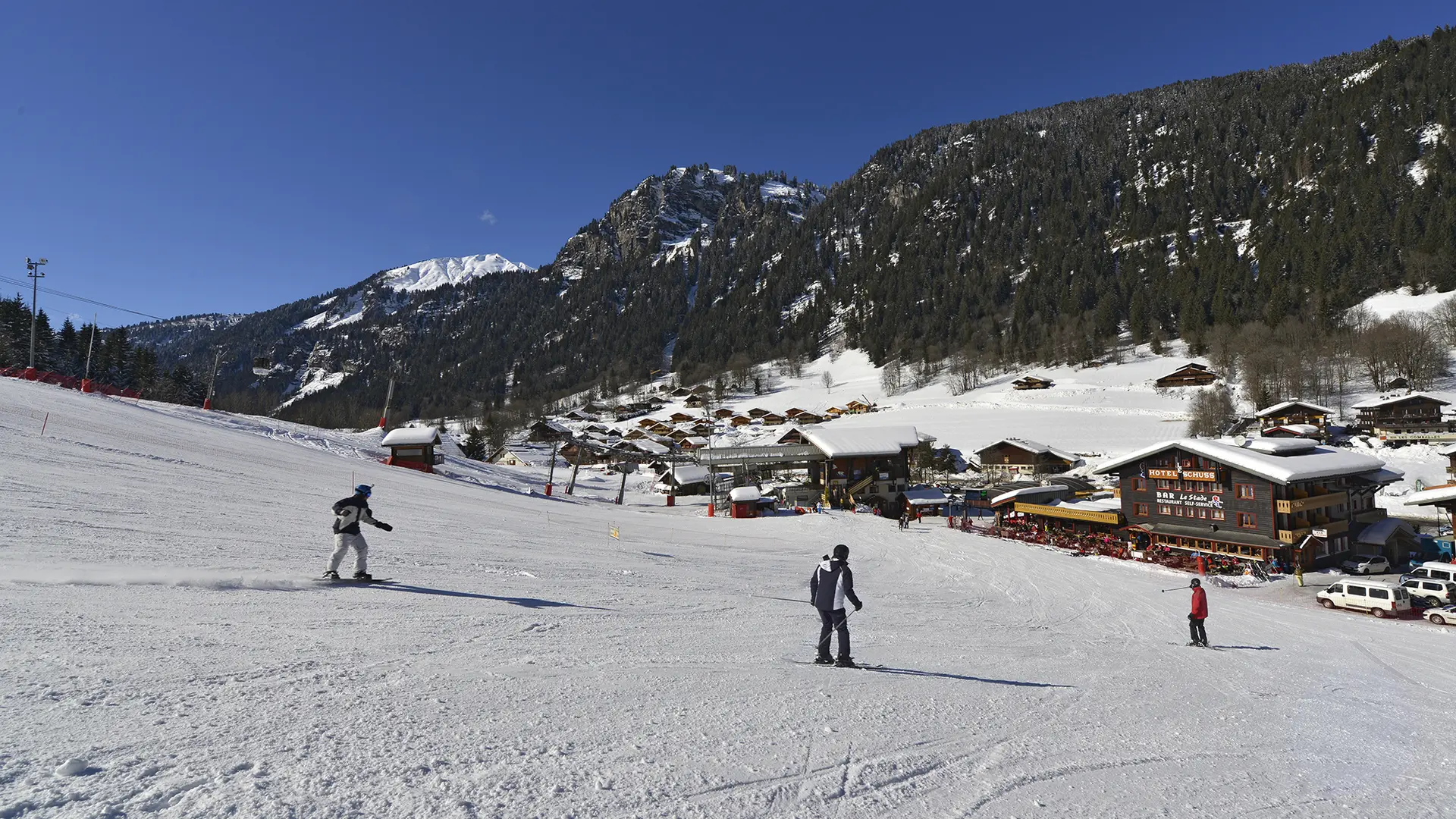 Hôtel Le Schuss arrivée à l'hôtel à skis