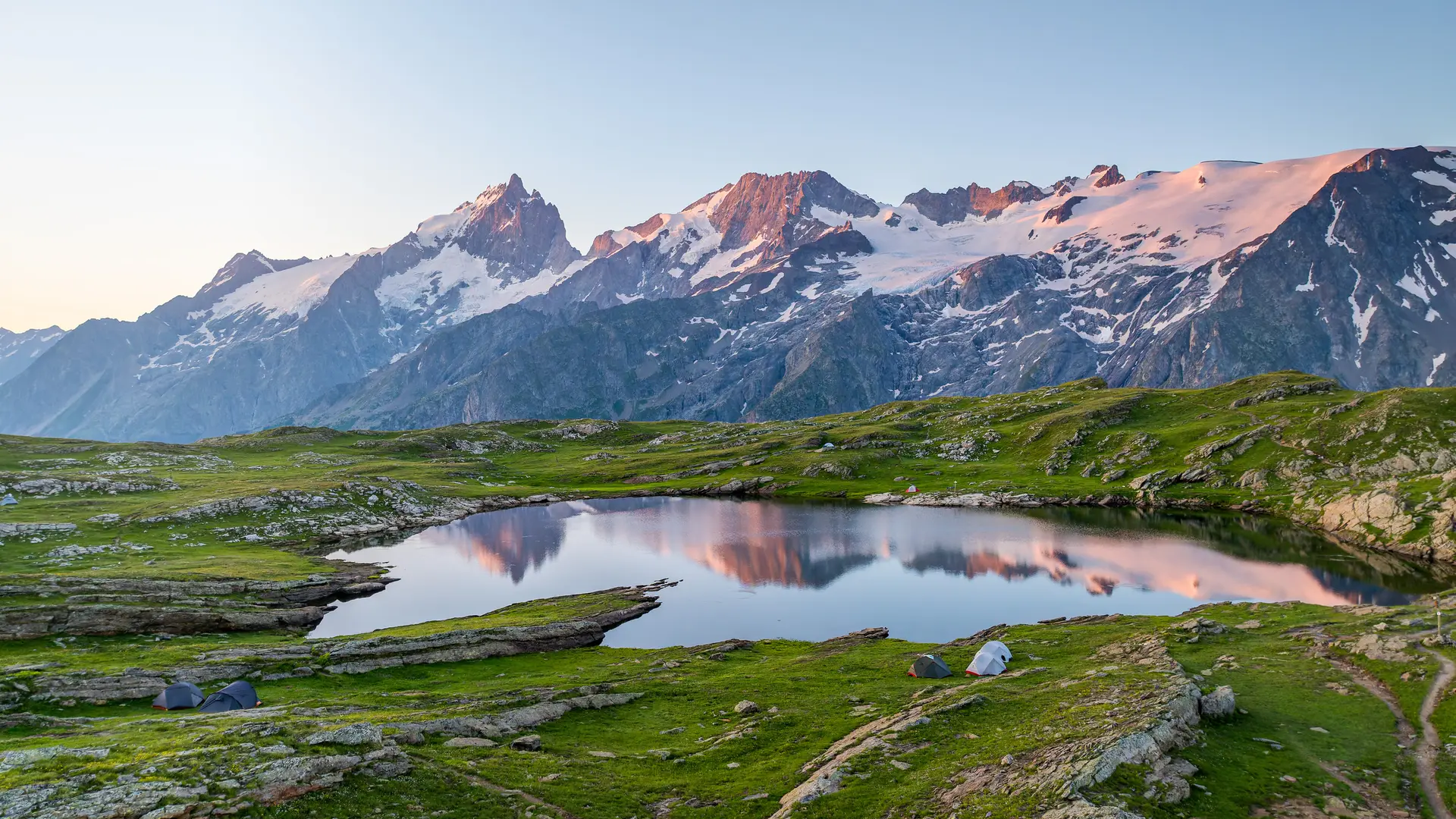 Le plateau d'Emparis et ses lacs - lac noir et lac lérié_La Grave