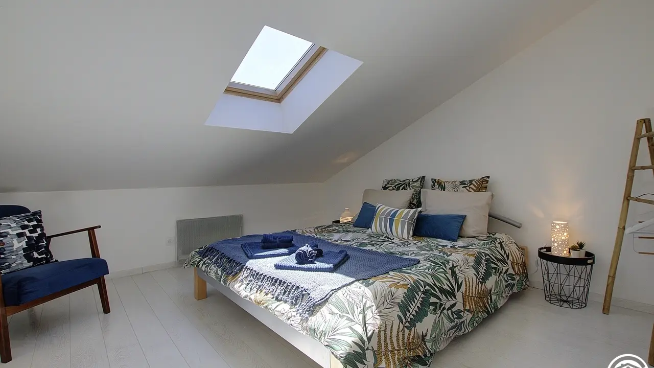 chambre 3 mansardée, lumineuse et cosy avec son lit double en 160 cm