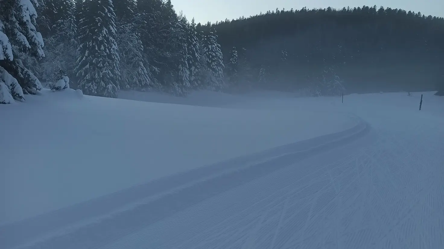 Une piste de ski de fond au départ de l'auberge-refuge du Col de Carri