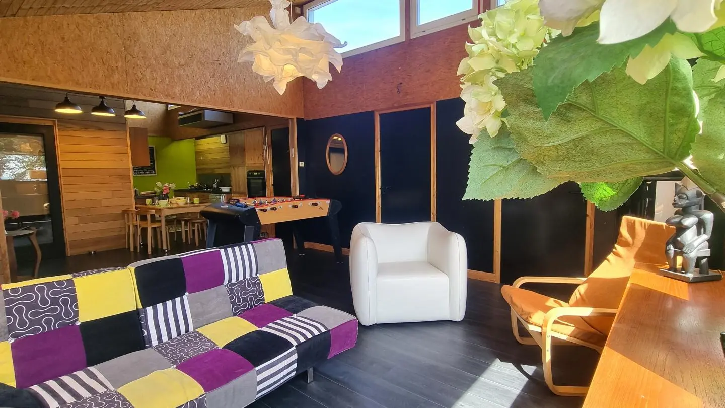 Pièce à vivre avec cuisine ouverte sur l?espace repas et le salon.