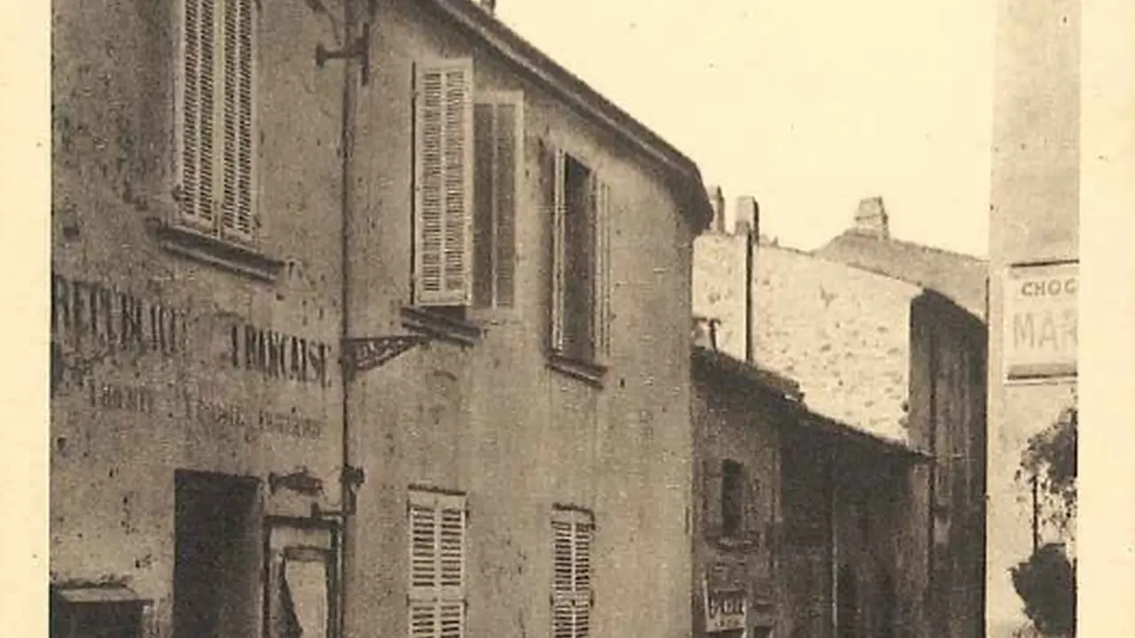 La mairie de Gassin et la rue Centrale