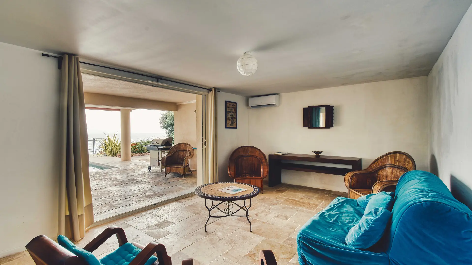 Salon niveau piscine - Terres Rouges - Théoule-sur-Mer - Gîtes de France Alpes-Maritimes