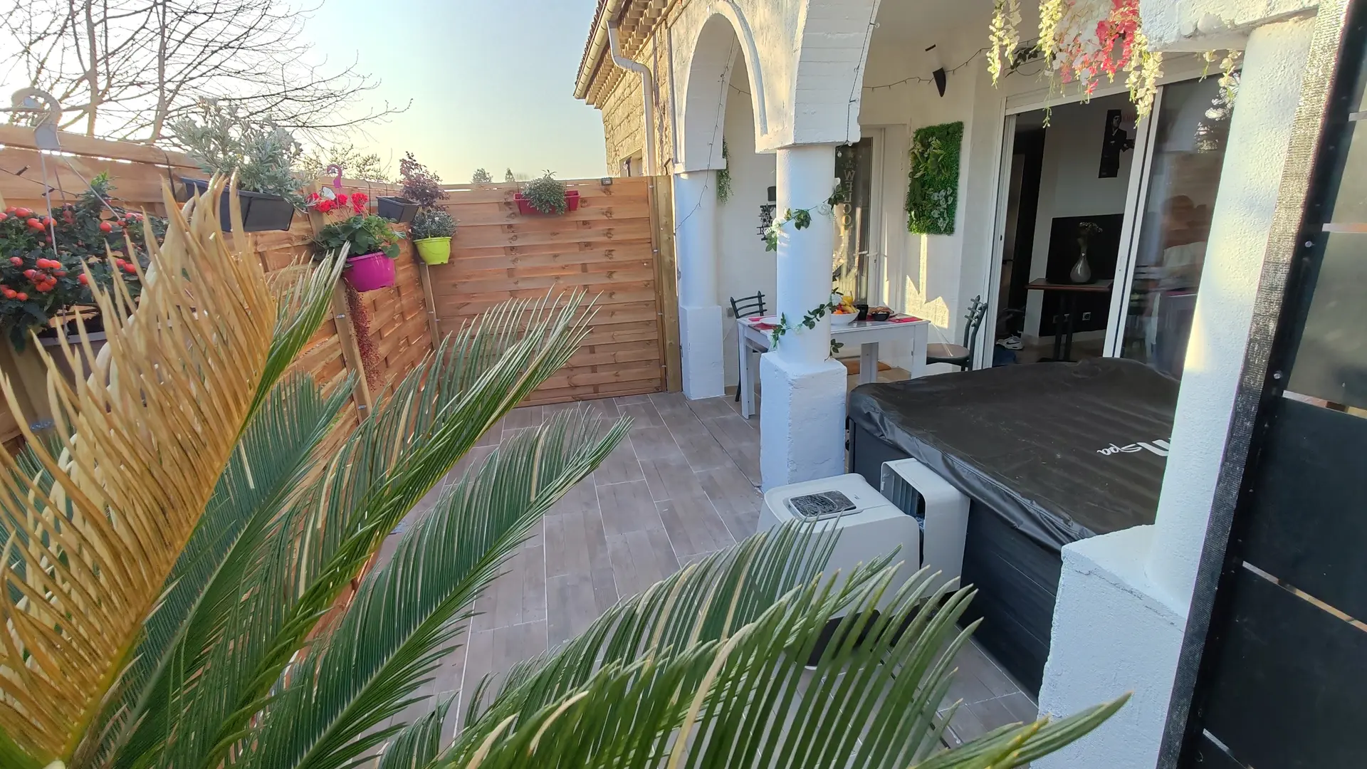 Terrasse avec jacuzzi