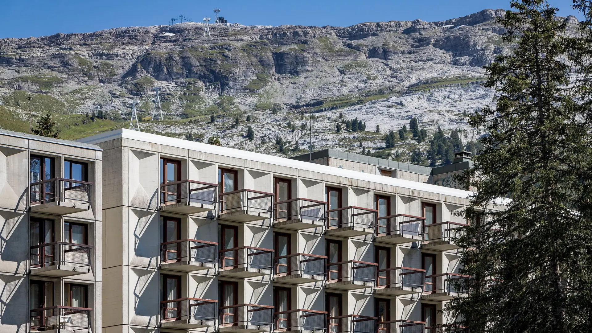 Vue du bâtiment avec les Grandes Platières en toile de fond