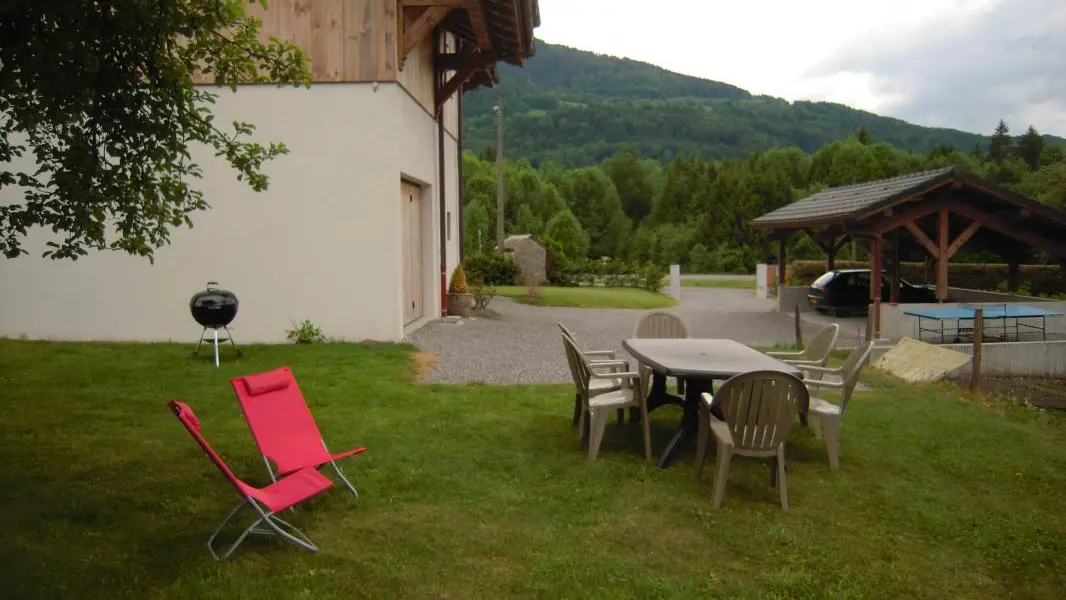 Jardin privé avec salon de jardin, barbecue...