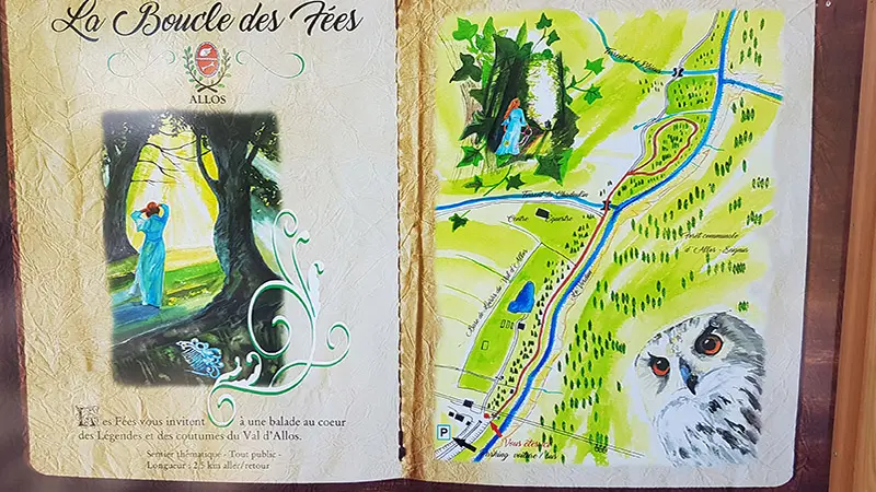 Gros plan sur le panneau d'information au départ de la randonnée, inscription La Boucle des Fées, Les Fées vous invitent à une balade au coeur des Légende set des Coutumes du Val d'Allos. Illustrations et plans imagés de la randonnée