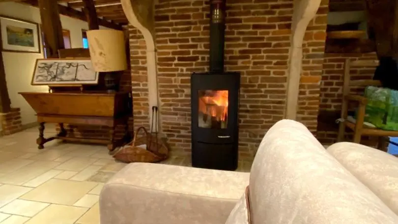 Salon / salle à manger avec poêle à bois
