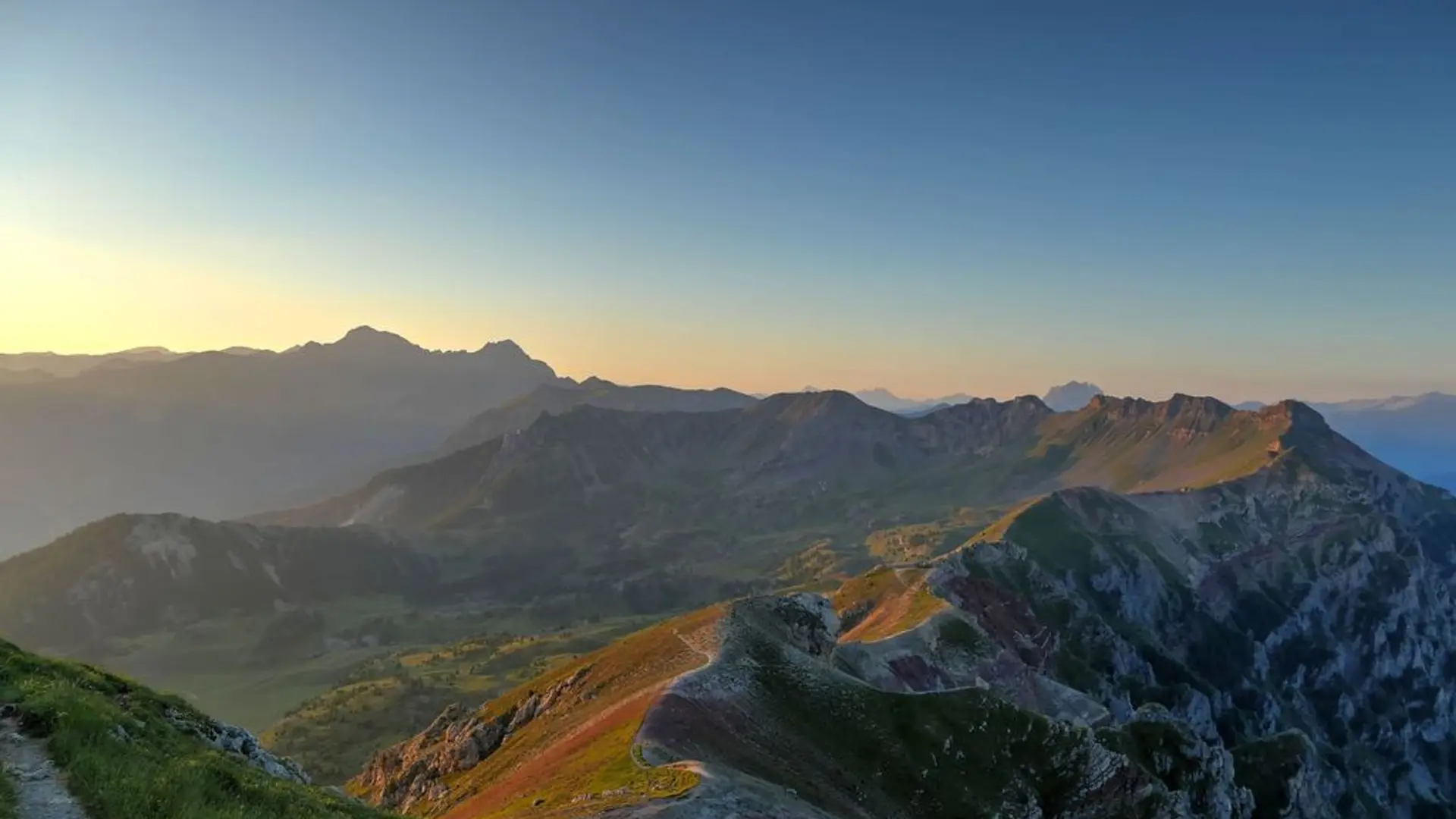 Levé de soleil sur la crête du Morgon