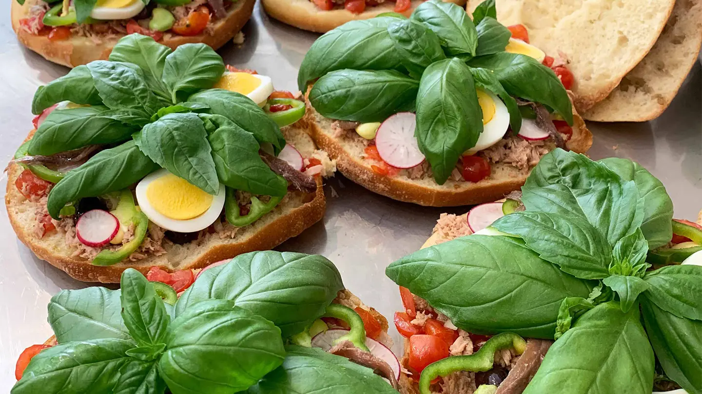 Prepration de bagels avec des produits frais