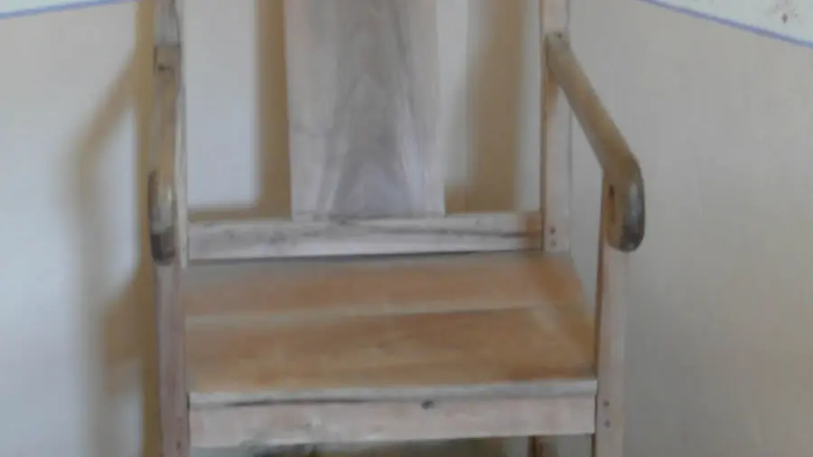 Une chaise en bois
