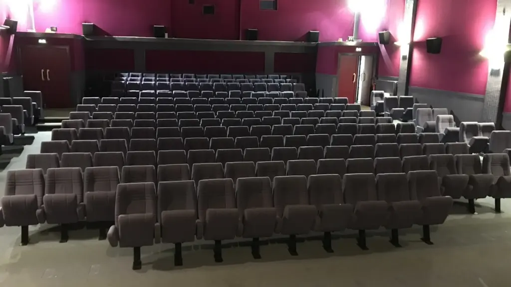 Salle rénovée (intérieur)