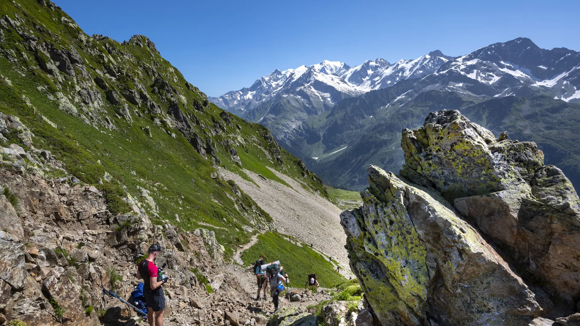 Magnifique vue sur le massif du Mont Blanc depuis le Col de la Fenêtre dans la réserve naturelle des Contamines
