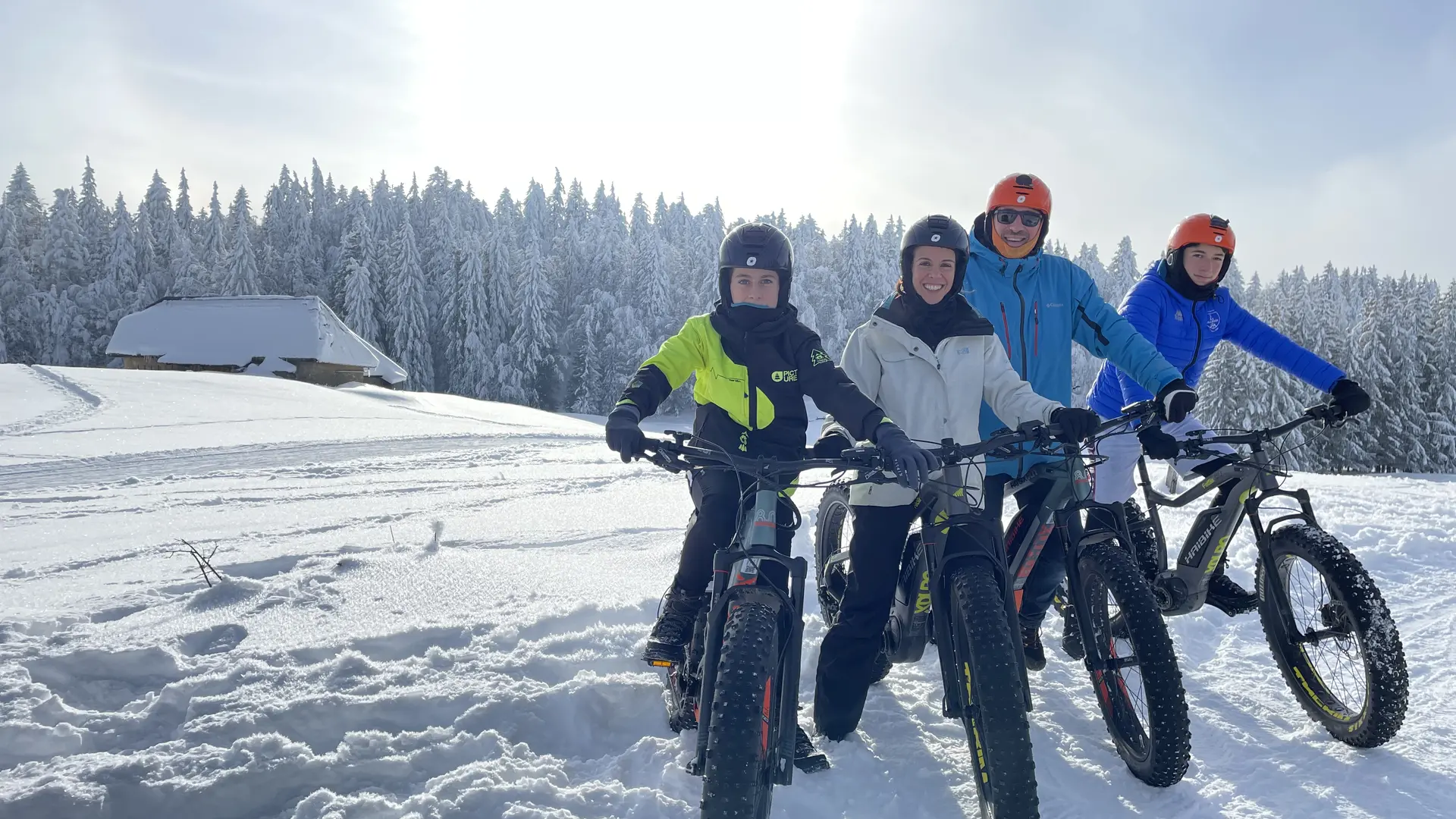Famille découverte VTT Fatbike électrique sur neige en hiver