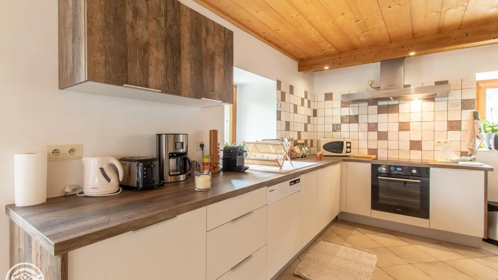 cuisine aménagée avec lave-vaisselle, four, plaque, hotte, micro-onde, ...