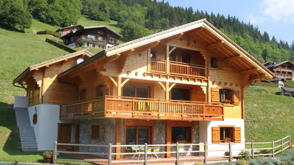 chalet vue de face, gîte en rez de jardin