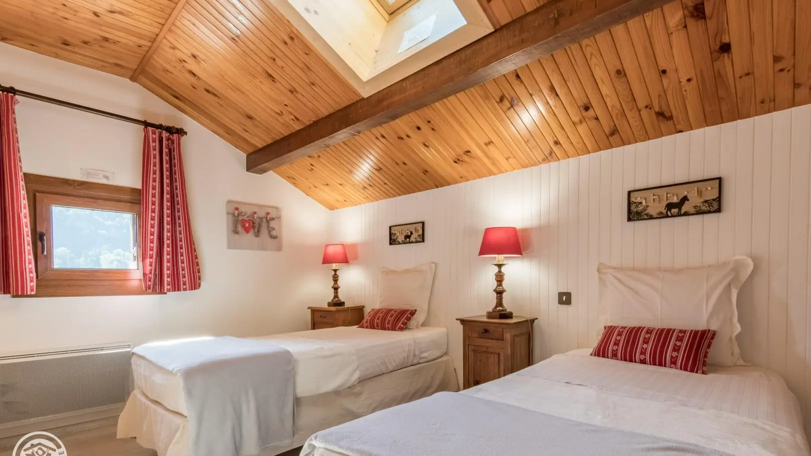 La chambre 2 avec 2 lits de 90 et lavabo