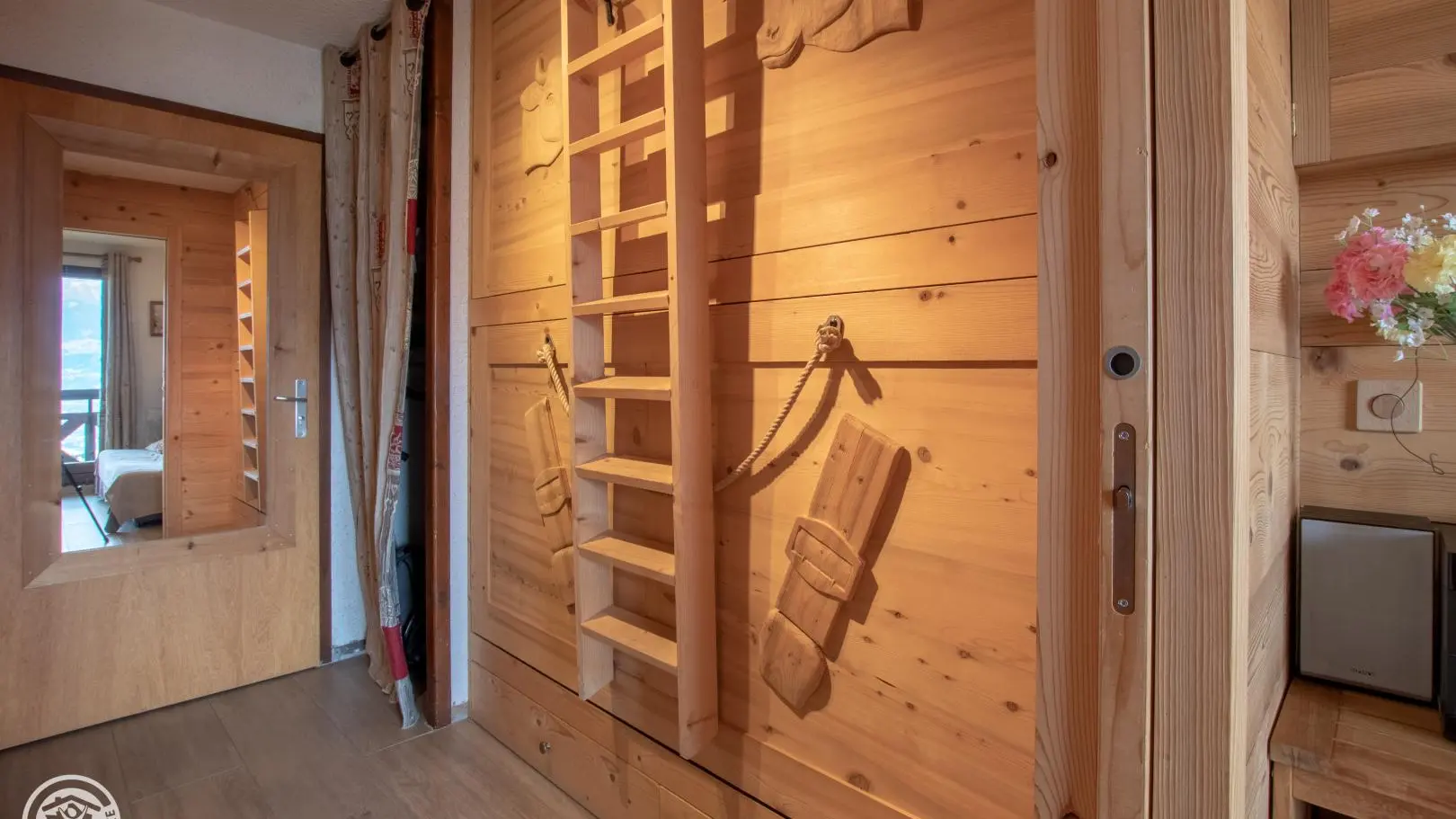 Entrée du gîte avec lits 1 personne repliés.