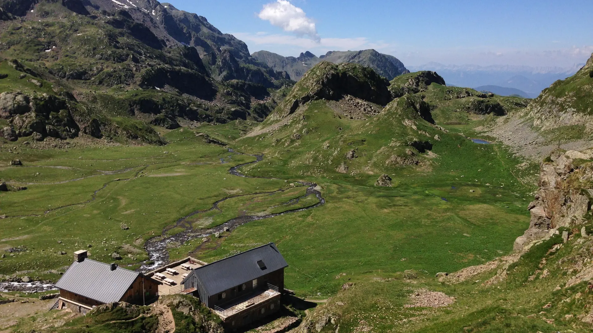 Refuge de la Pra vue plongeante depuis le Col