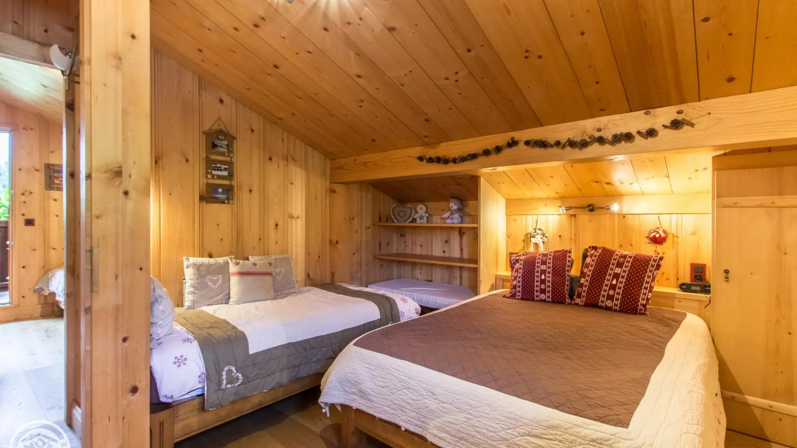 chambre avec TV - fenêtre - possibilité de mettre un lit bébé