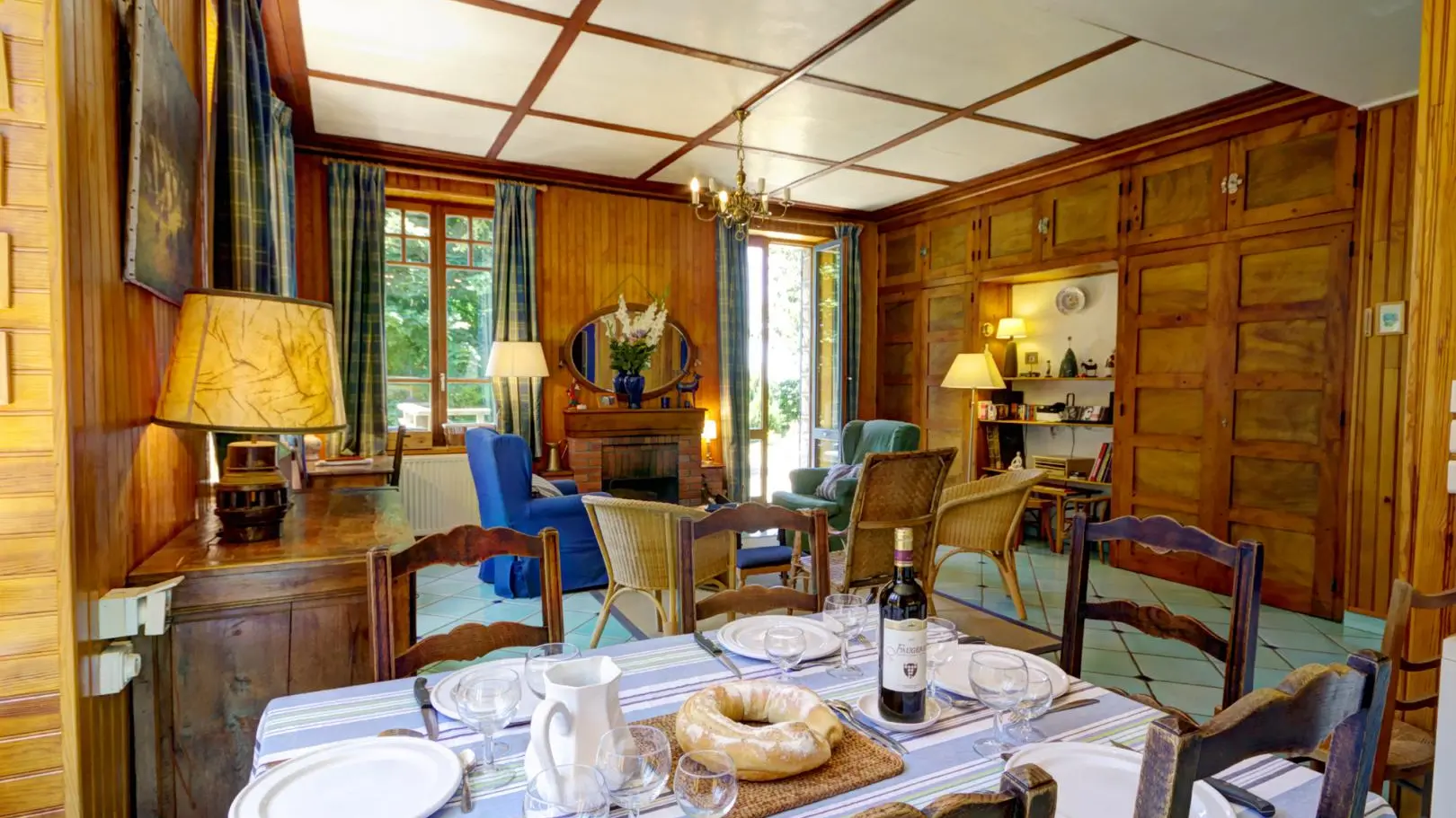 la pièce à vivre du bas.coin cuisine et salon cheminée donnant sur la terrasse