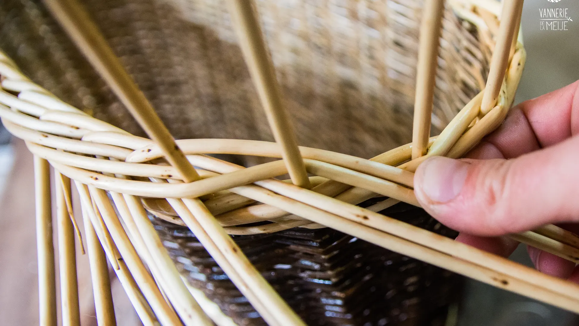 Tressage d'une bordure d'un panier nommé 