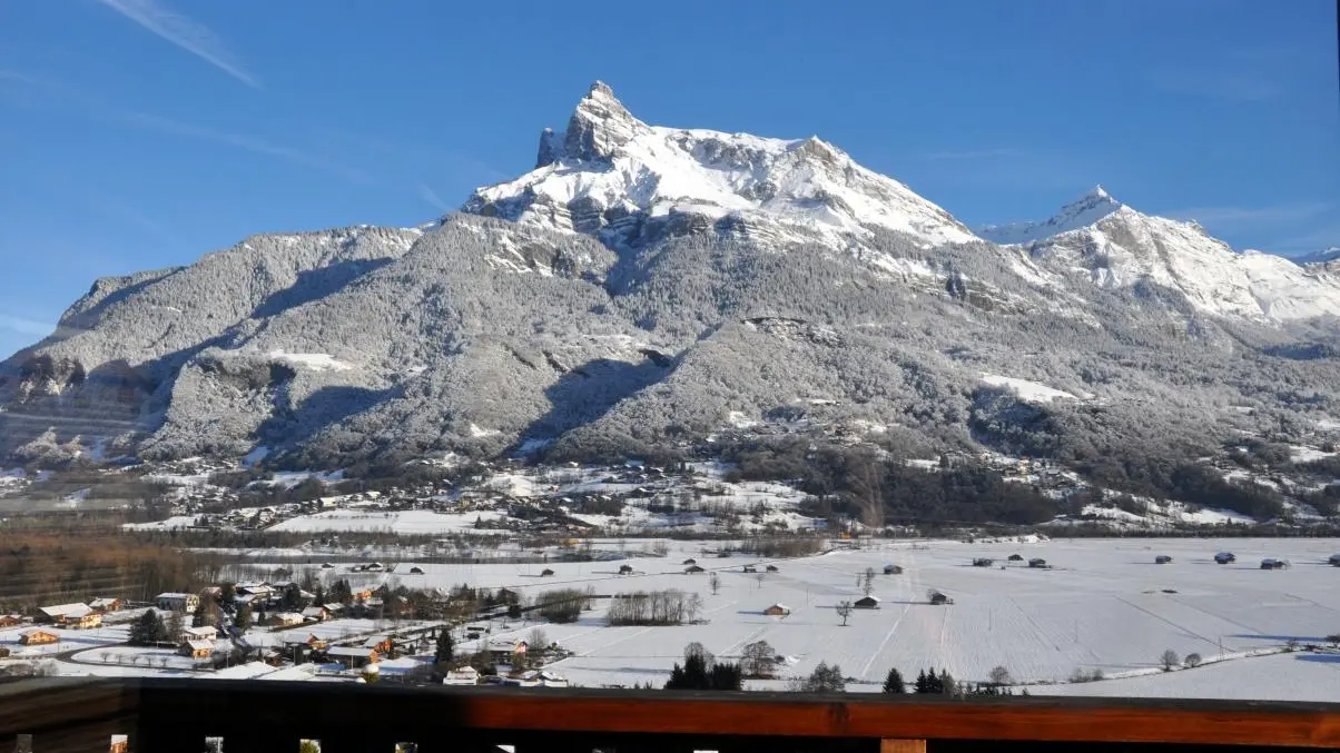 Vue sur la vallée enneigée et les aiguilles de Varens /désert de platé