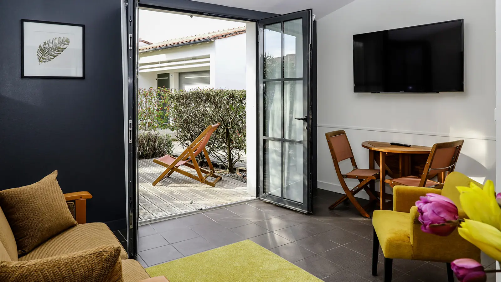 Salon et terrasse de la suite « Côté jardin »