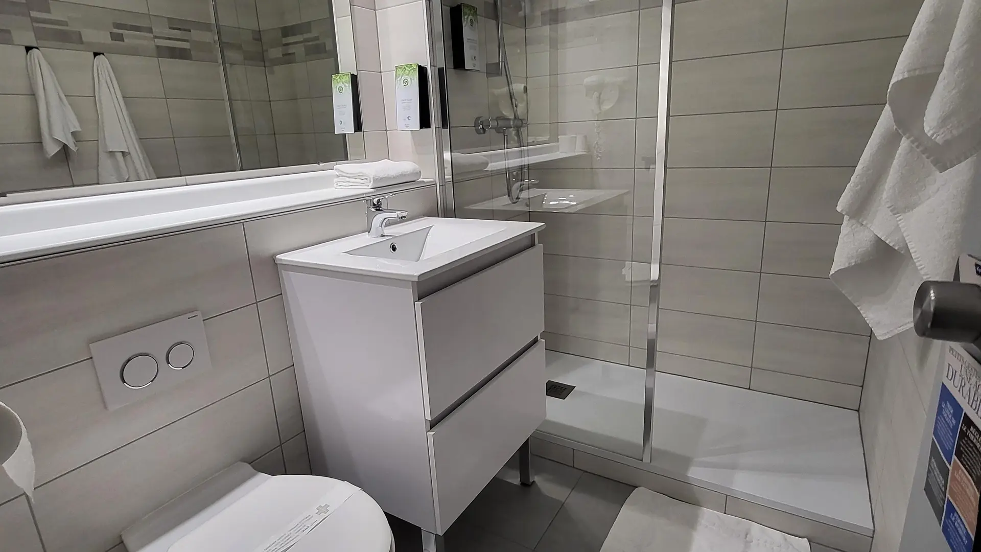 CHAMBRE AVEC DOUCHE