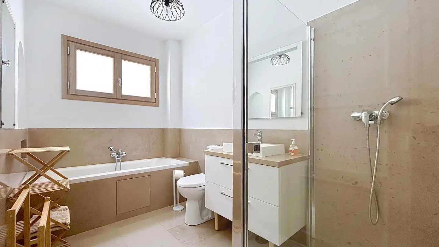 Villa Kriss-Salle de bains (baignoire/douche)-Nice-Gîtes de France des Alpes-Maritimes