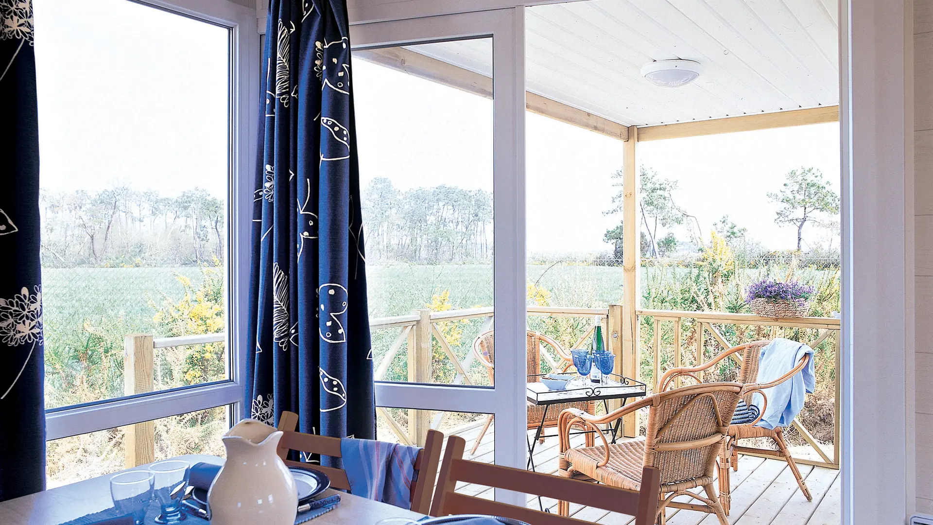 Intérieur du mobil-home - espace repas