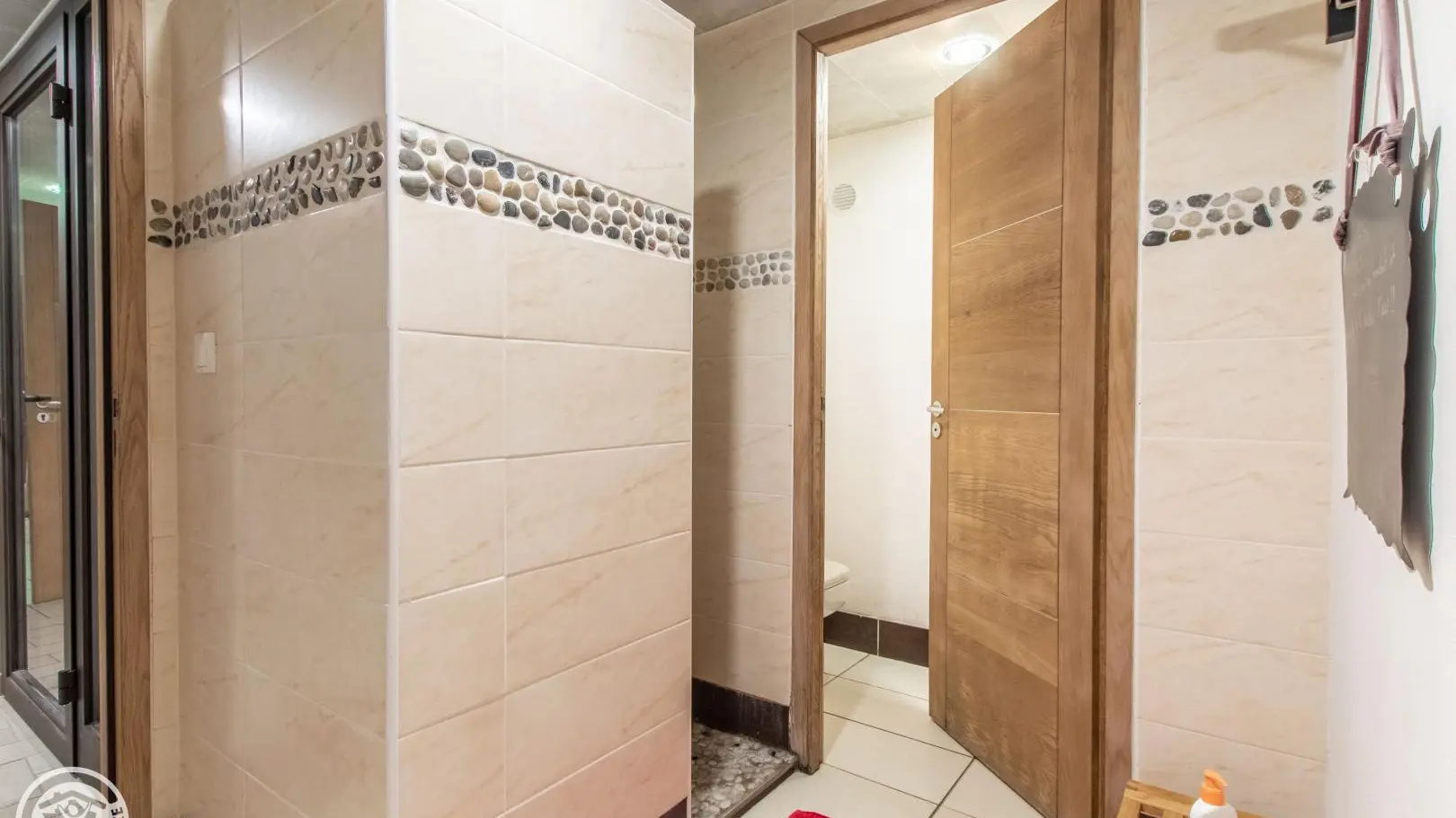 Douche et WC séparés pour espace sauna