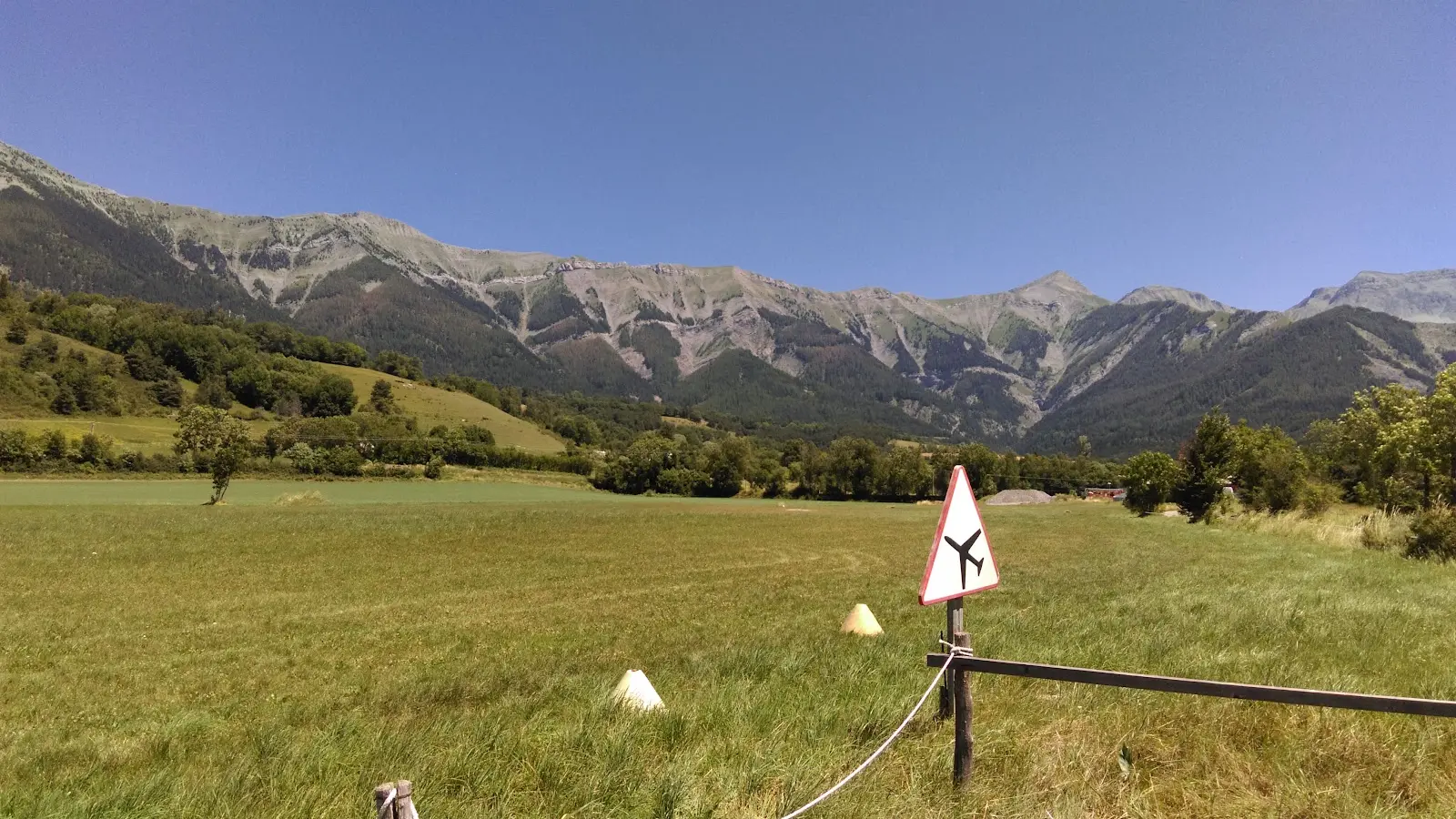 en fond la montagne de la Blanche