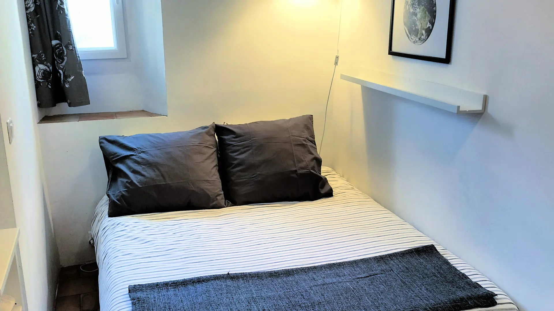 La chambre blanche à l'étage, lit double