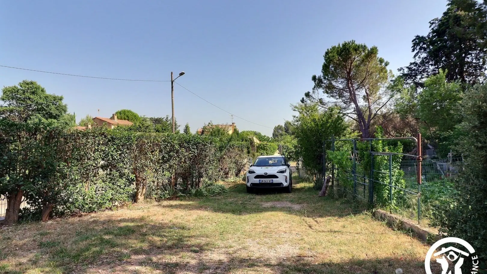 Terrain avec portail possibilité  parking