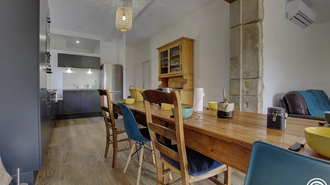 La grande table de ferme peut accueillir facilement 10 convives