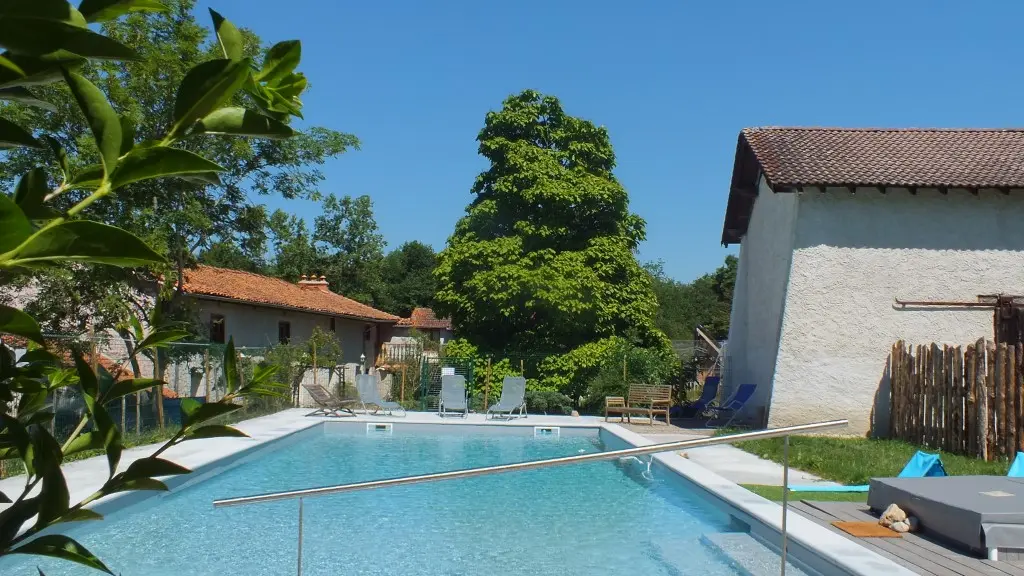 La géniale piscine (avec coin petit-bain)