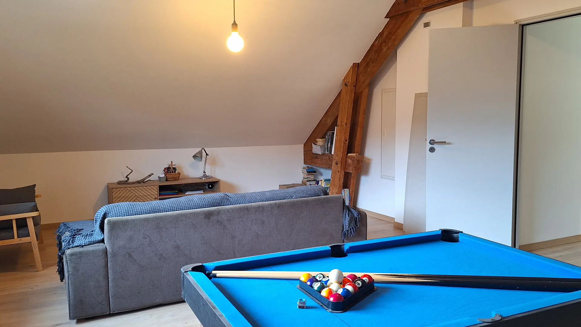 espace de vie avec billard, canapé