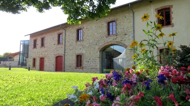 Parterre de fleurs dans la cour du musée
