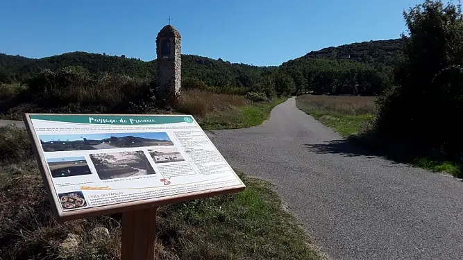 Oratoire Saint-Jean dans la plaine d'Esparron